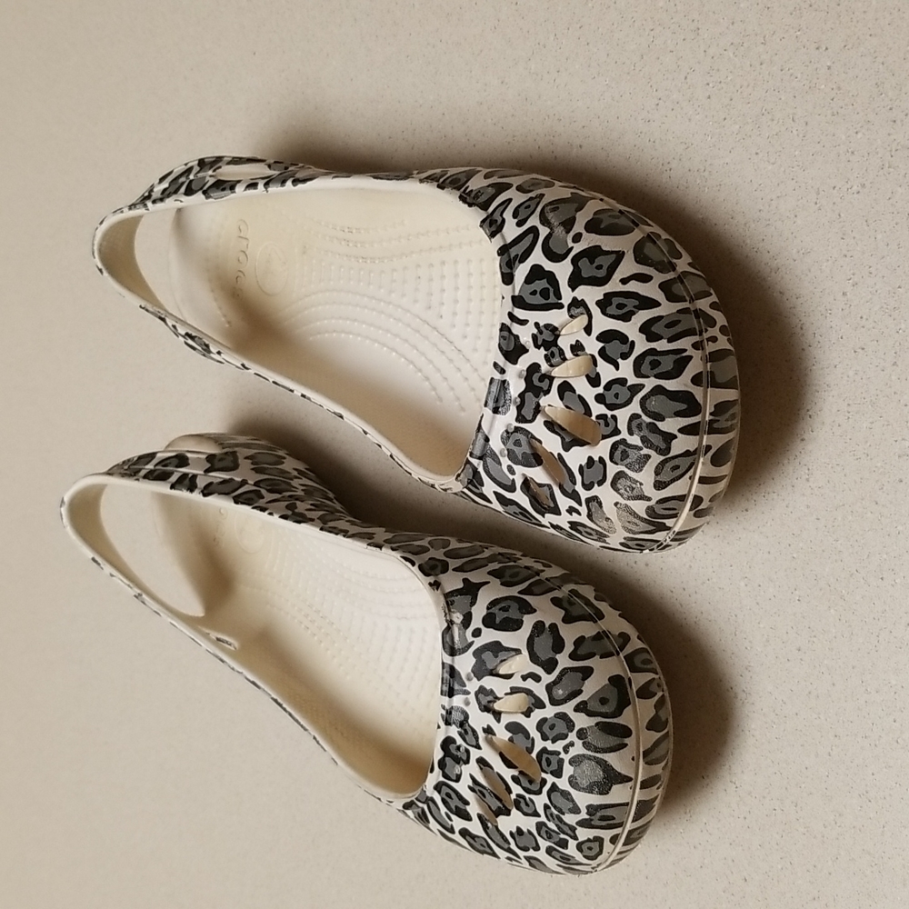 CROCS Women’s Kadee Flats Shoe Leopard Print Gray Black SZ 8